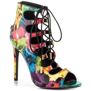 CYTHIAA FLORAL MUL STEVE MADDEN HEEL SIZE 6.5
